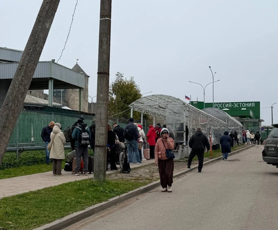 После изменения режима контроля на эстонской стороне прохождение границы стало занимать...