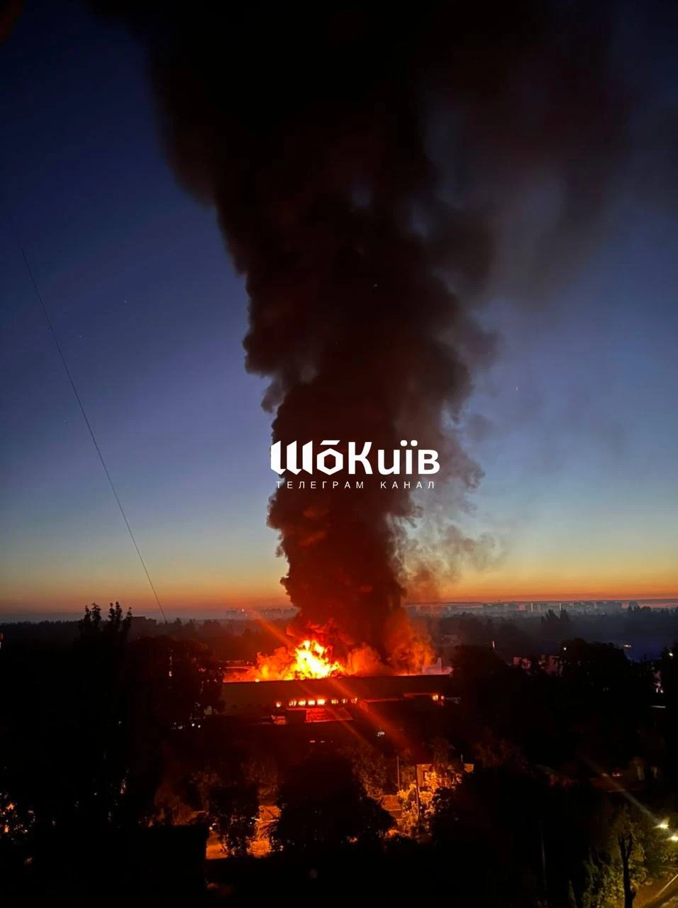 😏 Утром наши поразили еще один склад в Киеве.