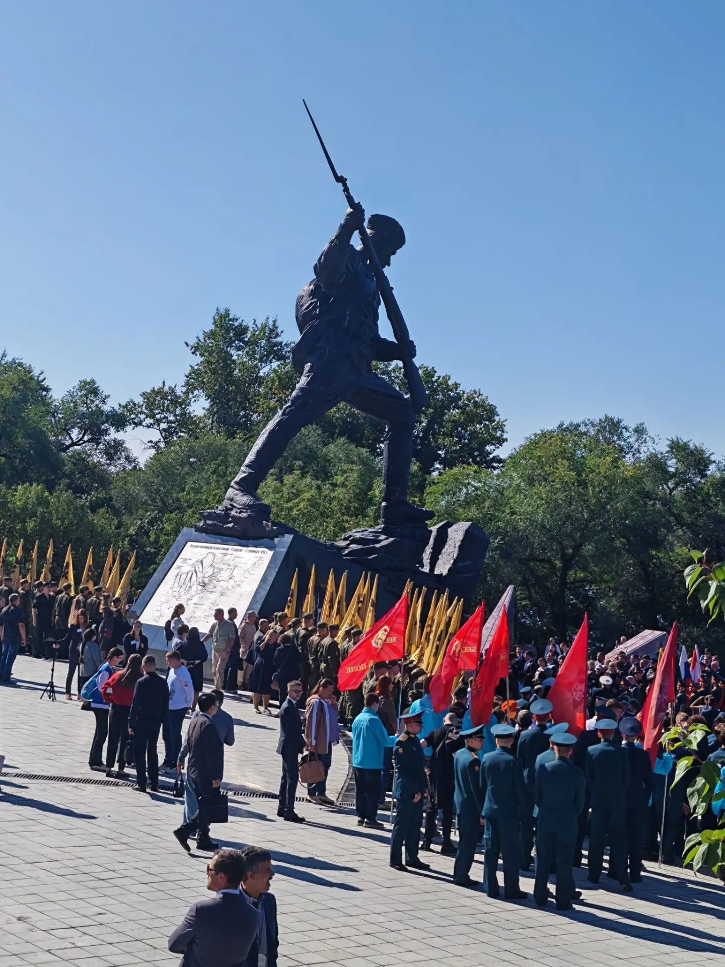 В Хабаровске торжественно открыли памятник советскому солдату - победителю милитаристск...