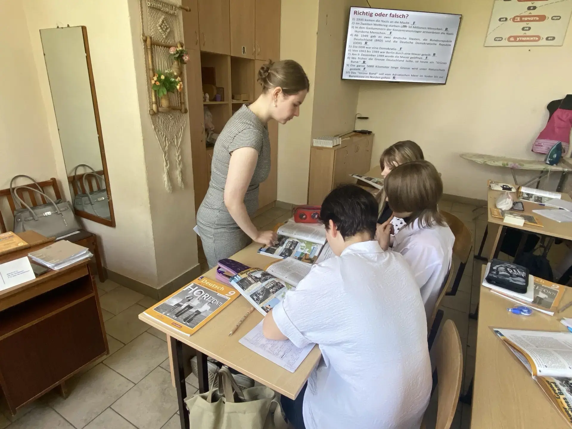 Сегодня в гимназии взял старт марафон Фестиваля Открытых уроков для родителей. Студентка 5 курса Вят