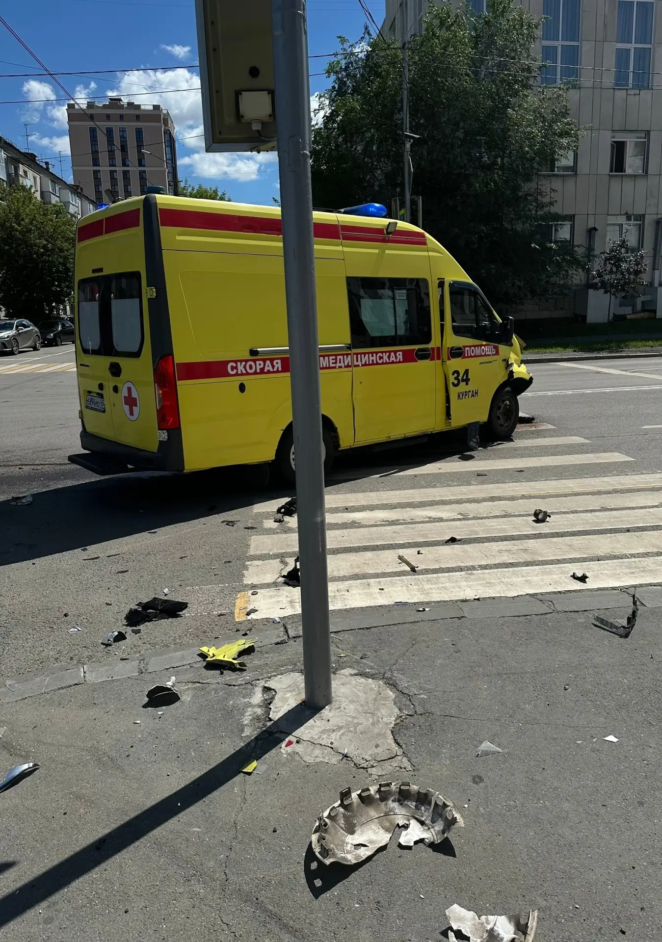 На перекрестке К. Маркса — Кирова скорая помощь столкнулась с легковушкой