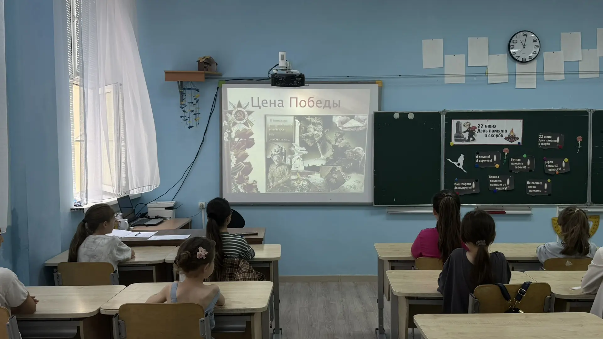 🇷🇺 У нашего ОДИННАДЦАТОГО отряда в классе прошёл очень интересный урок. Нам показали презентацию о