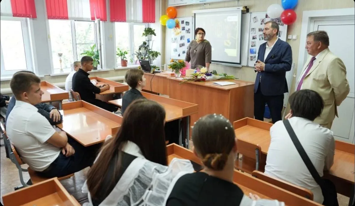 В День знаний председатель ЗС посетил школу в деревне Буреть Усольского района. Тематич...