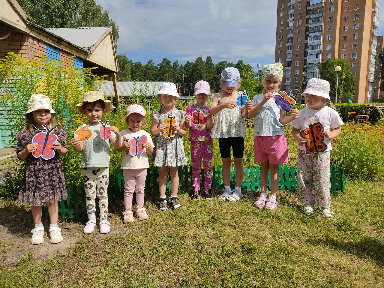 🦋 Крылатая сказка гуашью🦋

👶🌟🦋Мир вокруг замирает, когда на цветок садится  изящная бабочка. На
