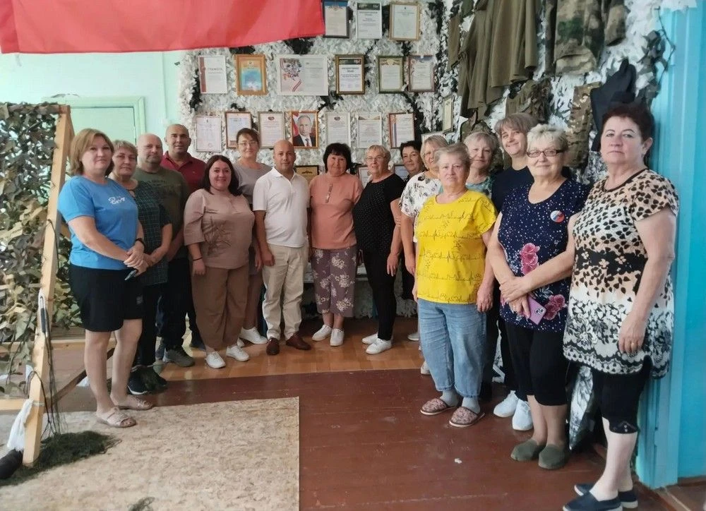 Глава района Дмитрий Иосифович Дизер посетил волонтерскую группу «Трубецкое Zа сVоих» и...