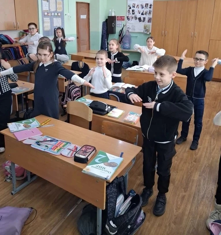 СПОРТ – ЭТО МИР!   Во 2 «В» классе ребята, участники трека «Орлята России», собрались на занятие по 