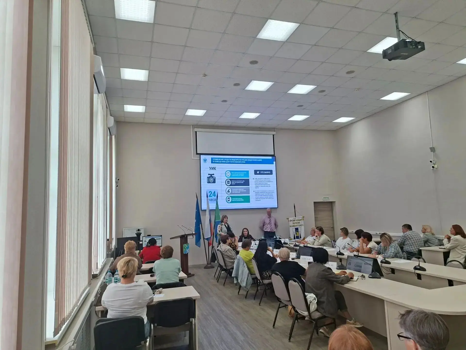 Заместитель председателя избирательной комиссии Сахалинской области Павел Сиваконов и секретарь коми