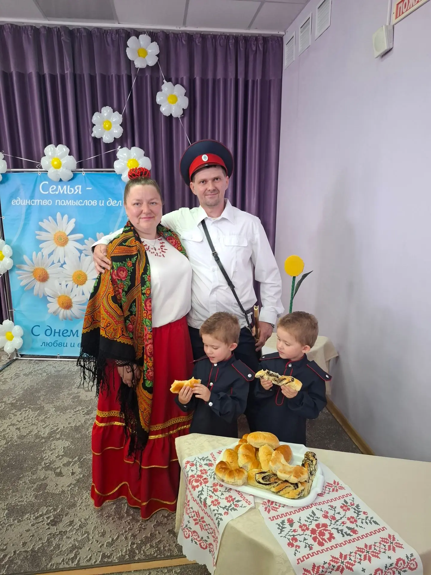 Семья Романовых приняла участие в городском фестивале национальных культуры "Семейная карусель"