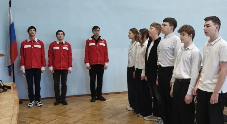 ✨ПОДНЯТИЕ ФЛАГА    🇷🇺Новая учебная неделя началась с традиционной церемонии поднятия флага Российско