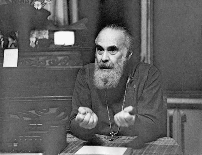 В частной, личной, исповеди человек должен прийти и свою душу изливать. Не смотреть в книжку и не по