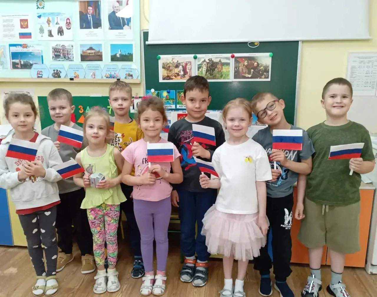 Сегодня в нашем детском саду прошёл тематический день, посвящённый дню рождения России! 🇷🇺
С ребят