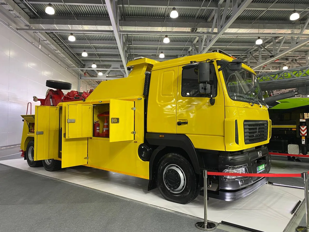 🚛 На стенде Минского автозавода - грузовой эвакуатор на трёхосном шасси. Судя по всему...