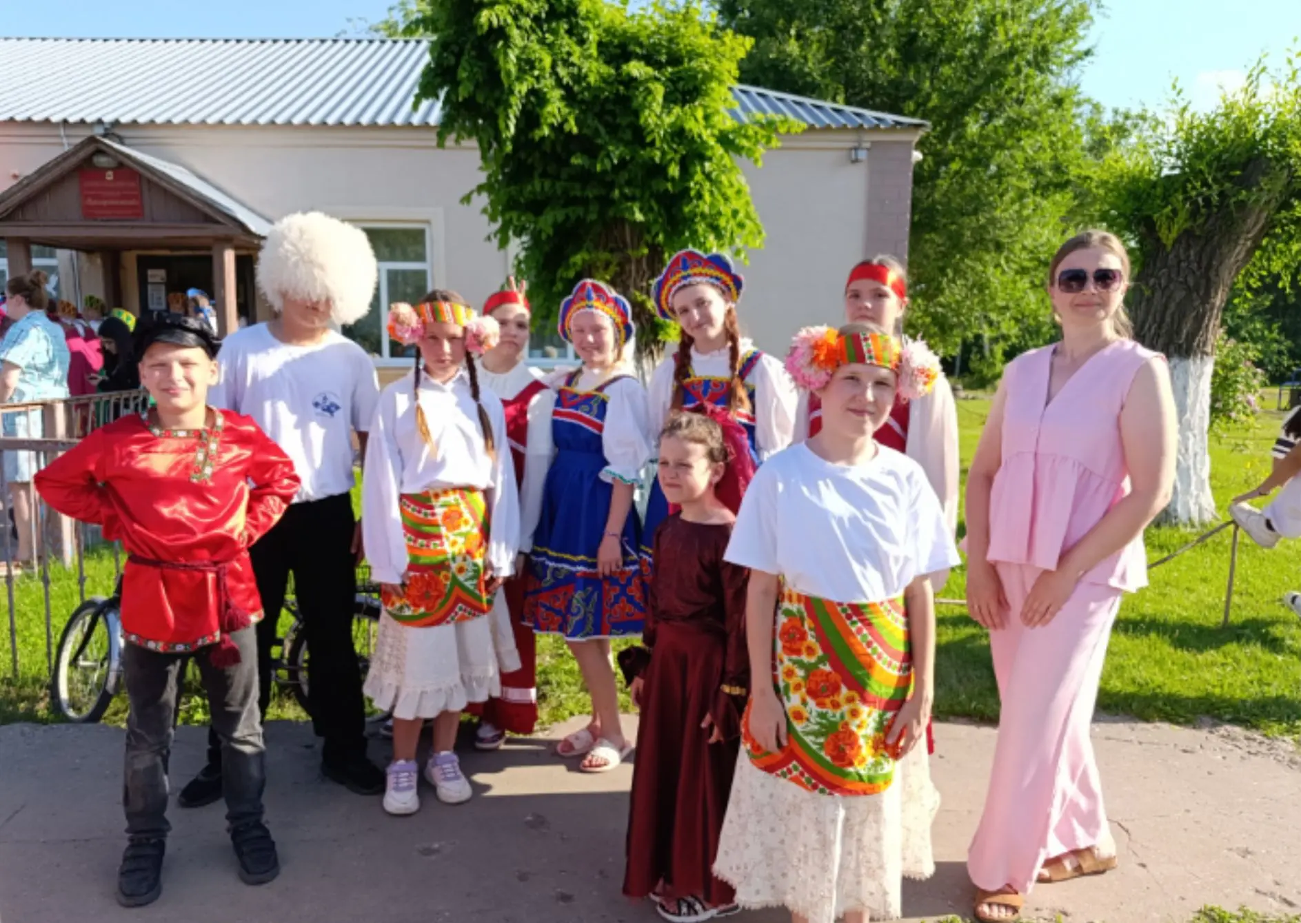 "Быть разными и быть вместе!"

🇷🇺 Возле поселкового Дома культуры прошла праздничная музыкальная п