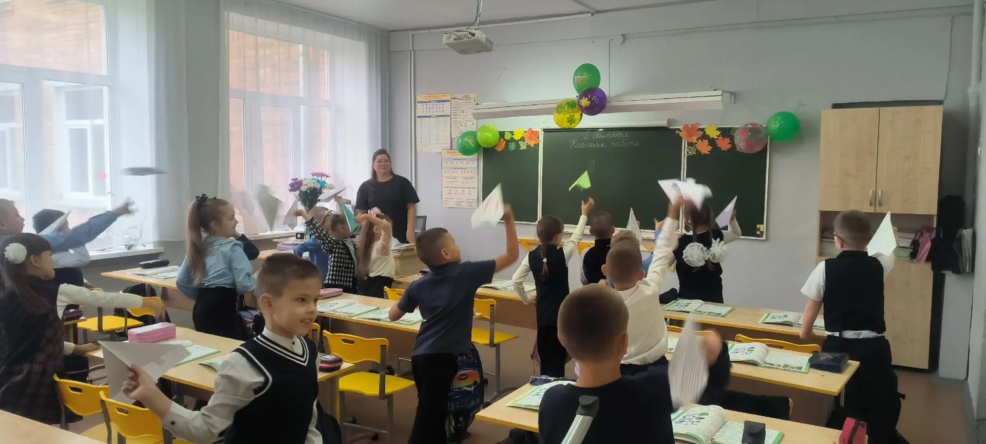 В начале учебного года, ученики 11а класса подготовили для первоклассников бумажные сам...