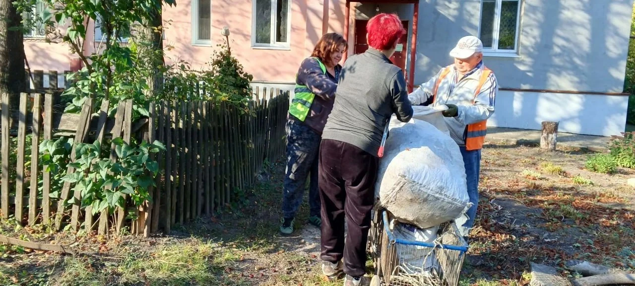 🧹 Сотрудники участка № 5 Донецкого филиала Единого регионального фонда управления МКД ...