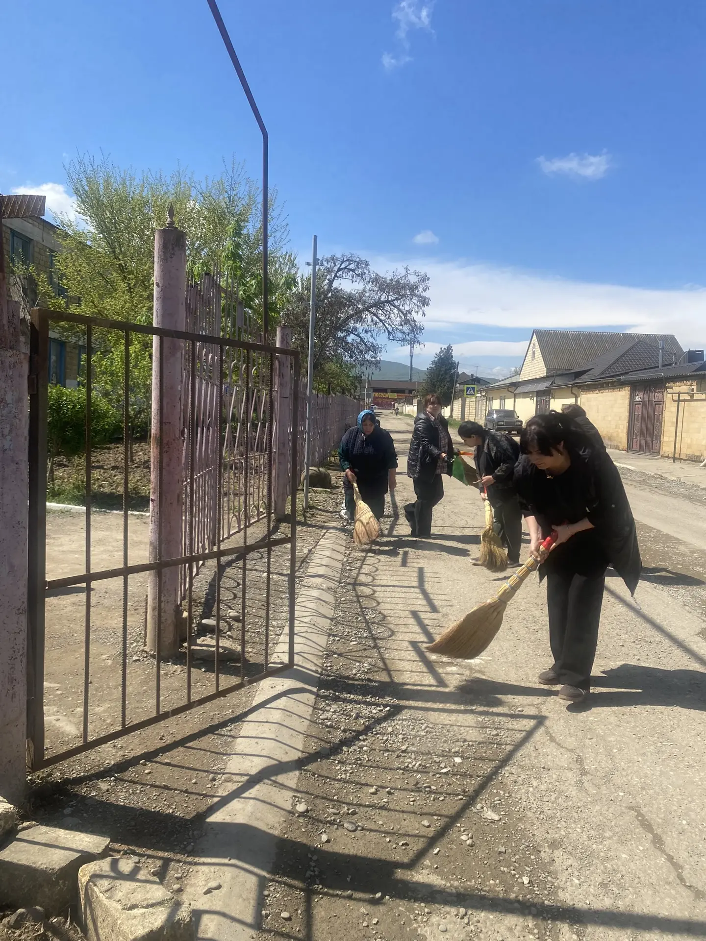 🌿 Сделаем город чище вместе!  В рамках общегородского субботника ученики и педагоги нашей школы прин