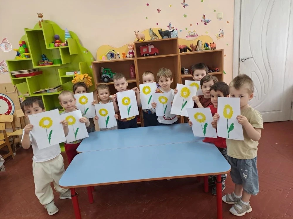 МОУ "СОШ №2" г.Истра корпус 1-22.Занятие по рисованию  втулкой во второй младшей группе "Одуванчик" 