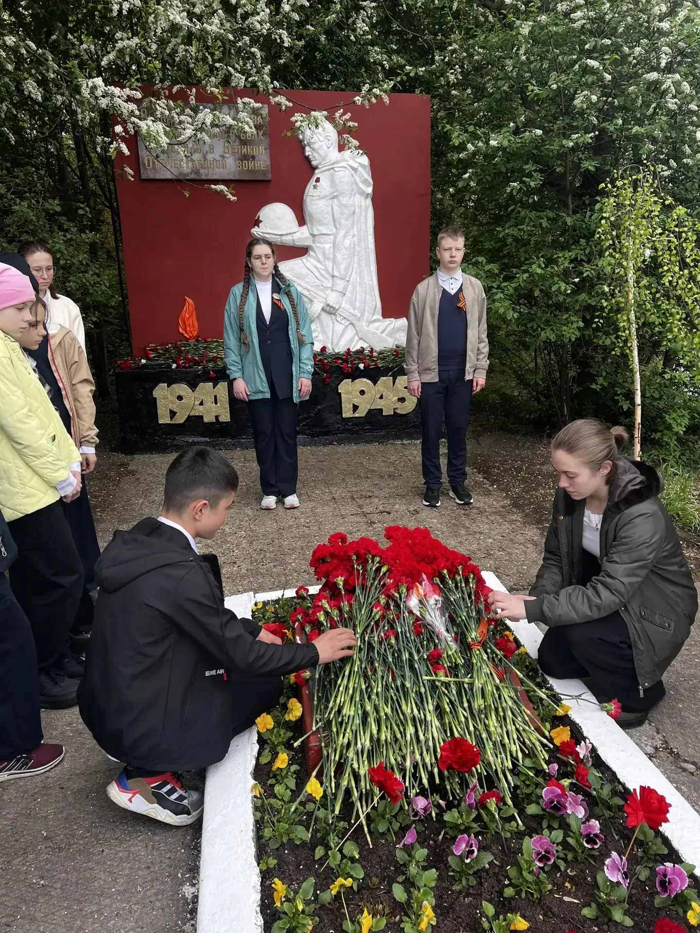 🕯 Вахта памяти в МАОУ СОШ №10 продолжается!  В эти минуты мы не просто вспоминаем — мы сохраняем ист