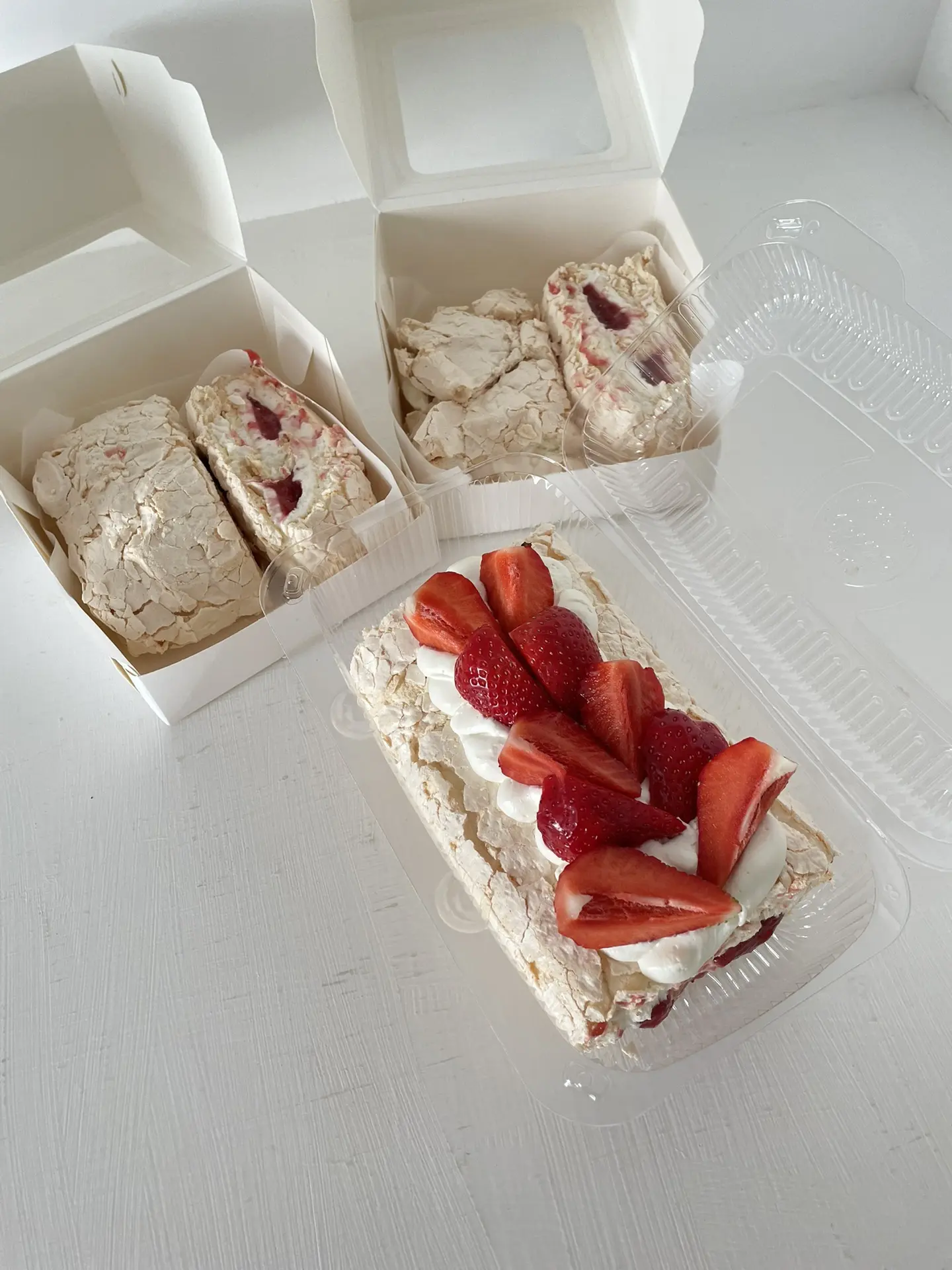 ‼️В НАЛИЧИИ:
✅половинка рулета (700 гр) с клубникой, украшен свежими ягодами 1000 руб, при необходим