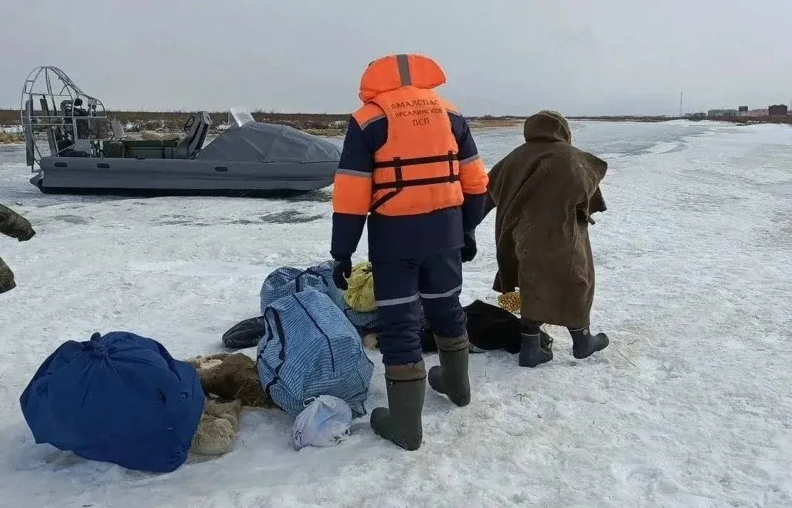 ⚠️ В Яр-Сале спасли провалившихся под лед людей  На реке Малая Юмба под лед провалился снегоход с че