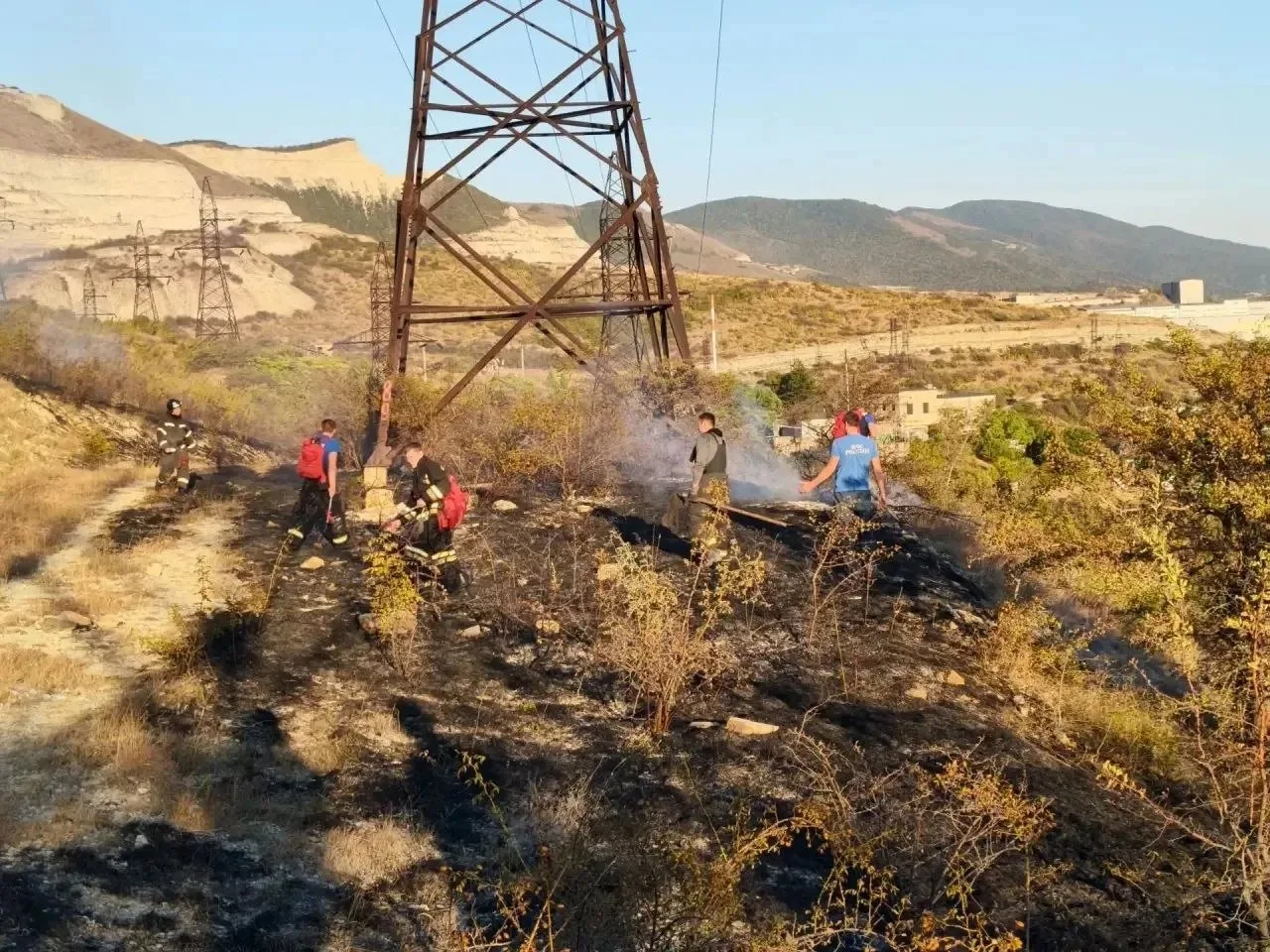 В районе ул. Унана Аветисяна произошло возгорание травы.