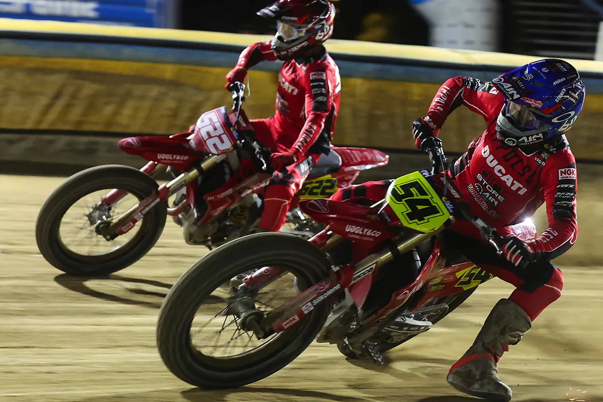 Празднующая 100-летие Ducati доминирует в чемпионате мира FIM Flat Track с Desmo450 MX