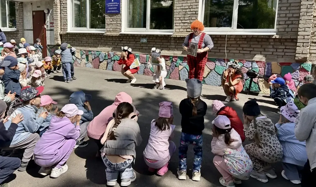 🎈 Сегодня, 1 июня, в нашем детском саду прошёл «Праздник детства»!
К ребятам прилетел тот самый Кар