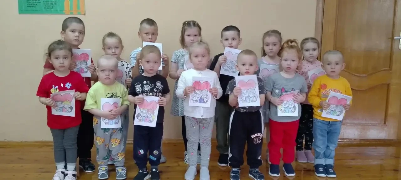 Бүген балалар бакчасына йөрүче нәниләребез үз куллары белән әби-бабаларына открыткалар ...