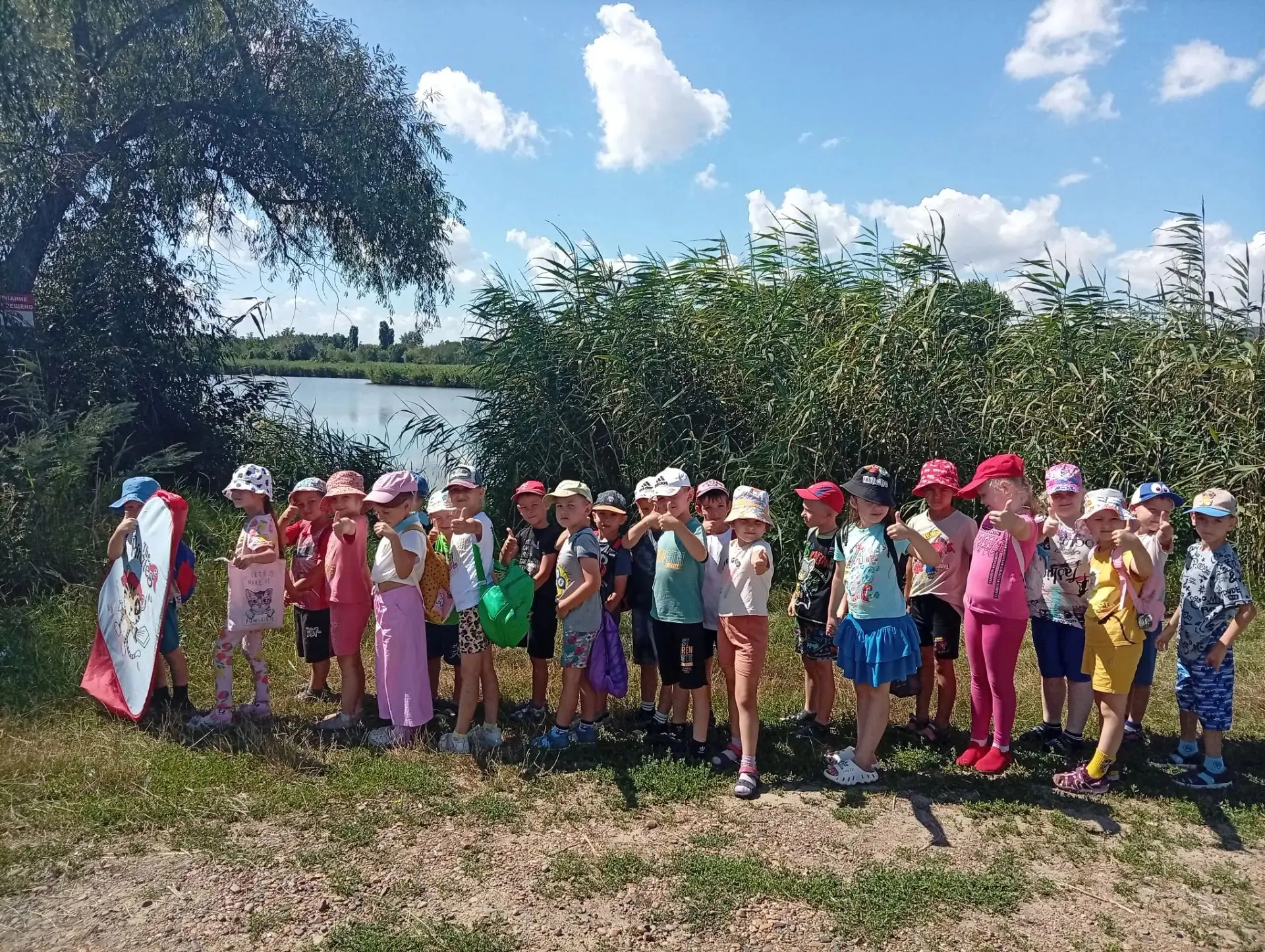 🎒⛺ Наше первое настоящее путешествие!

Сегодня воспитанники старшей группы отправились в настоящий 