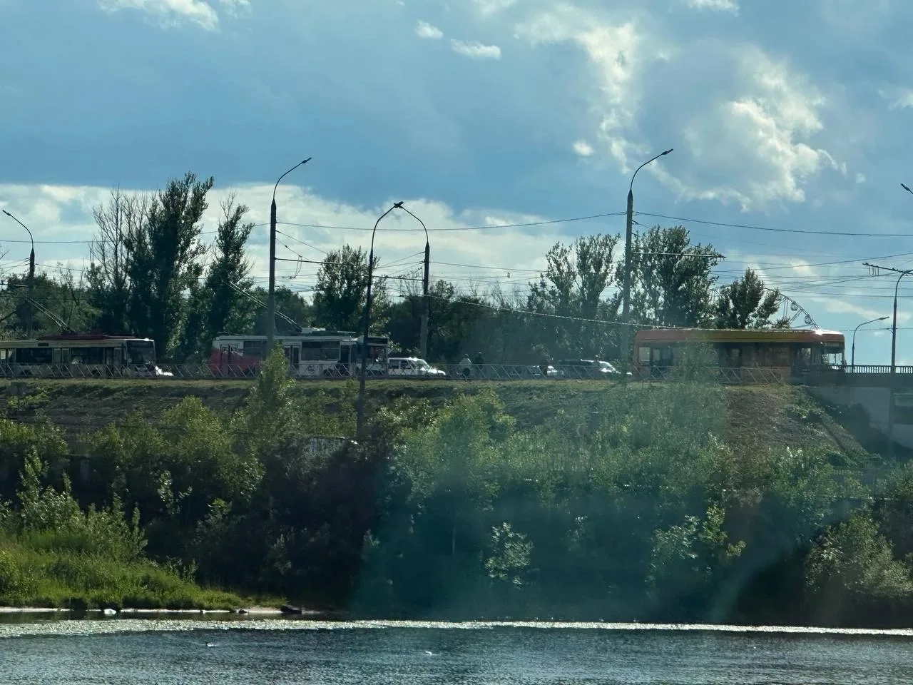 ДТП на Московском проспекте 

Легковая машина и электробус не поделили дорогу. Из-за этого встали и 