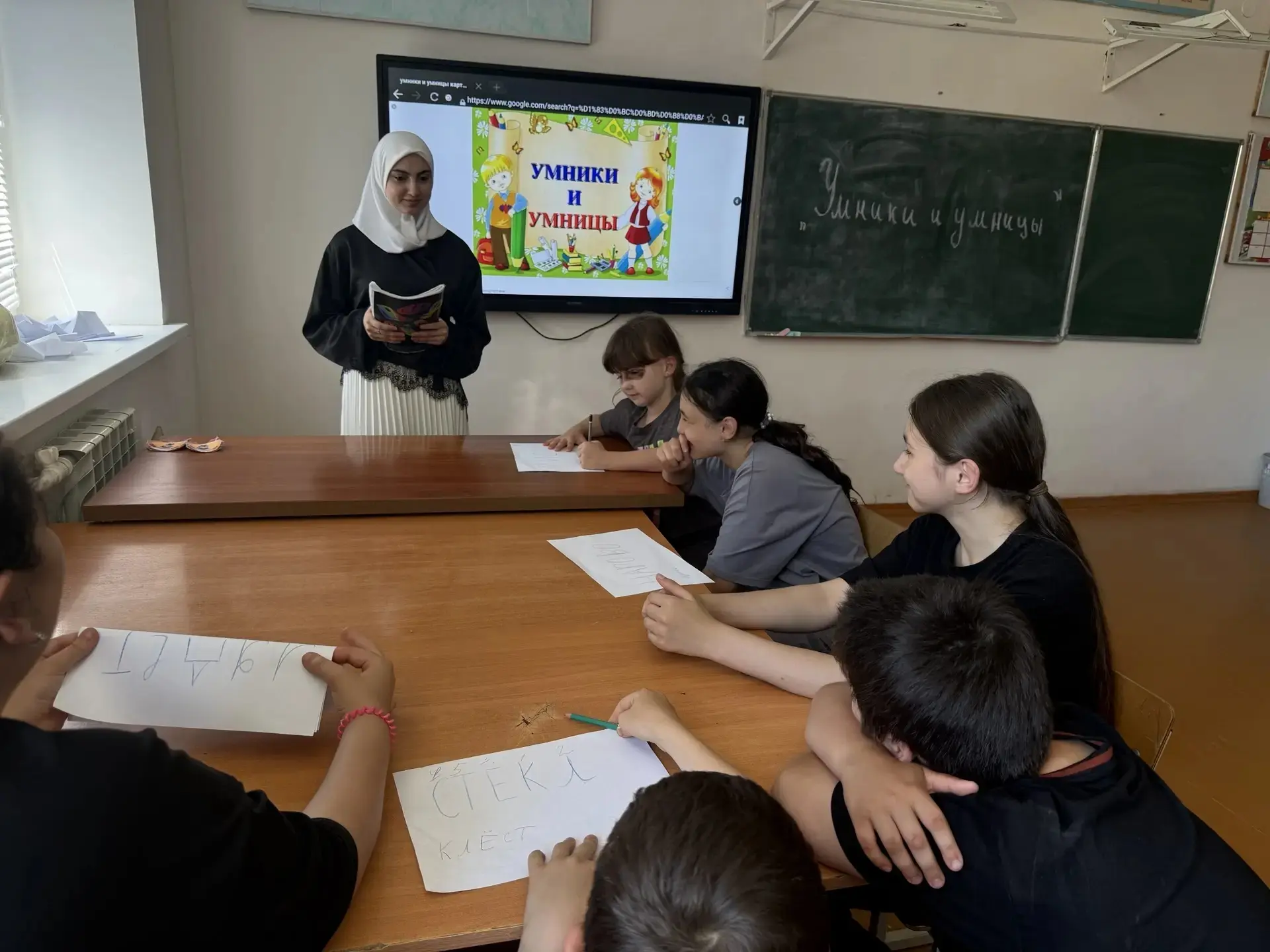 Викторину "Умники и умницы" провела практикантка Гаджиева Хадижат среди воспитанников лагеря "Факел"
