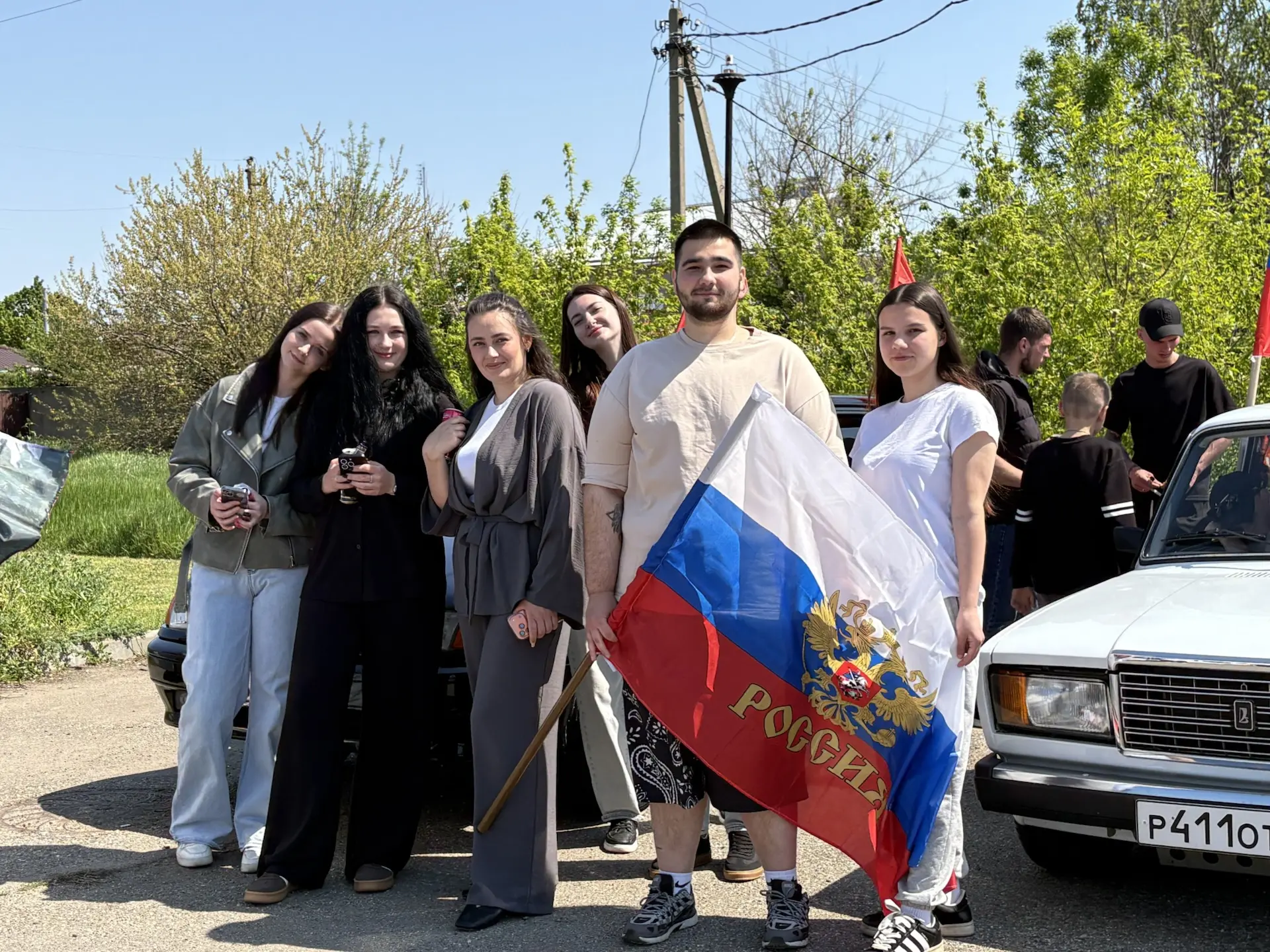 Сегодня, в День Победы, по райцентру ярко, шумно и сплочённо проехал автомарш.   Флаги России, Знамё