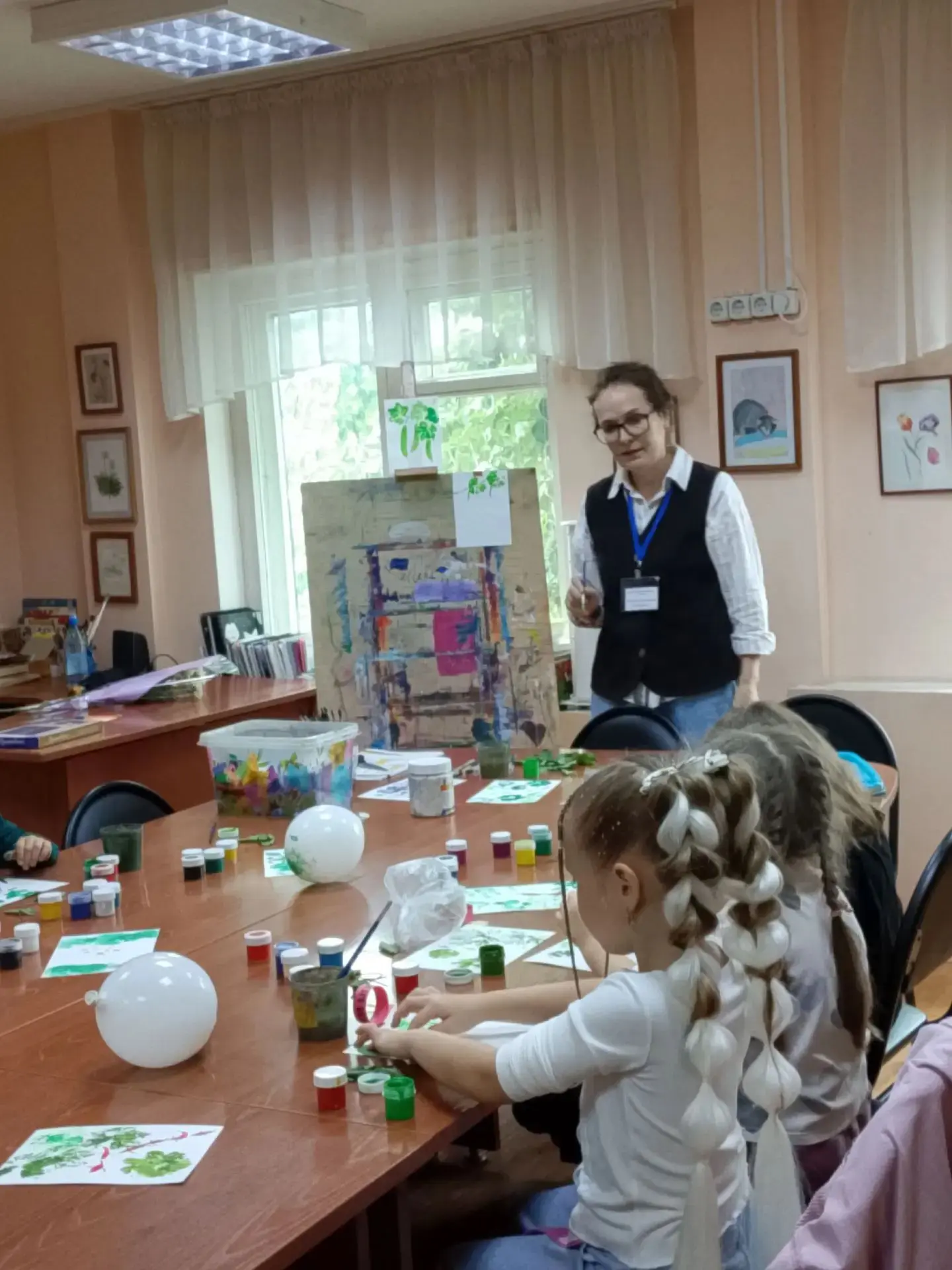 Праздничное открытие нового учебного года продолжилось в здании Центра. Энергичных дете...