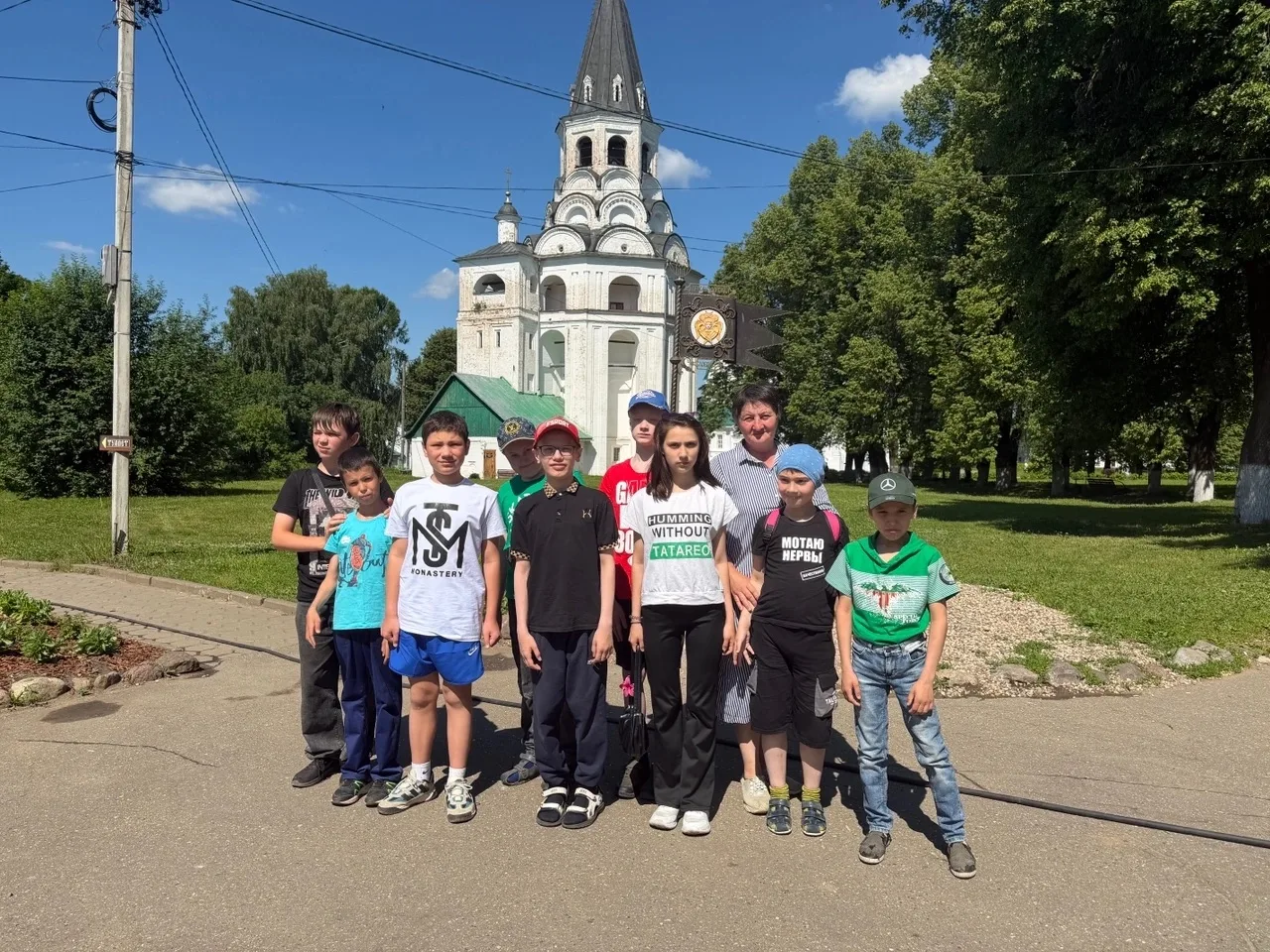 Теплый летний день. Школьный автобус останавливается у старинных стен Александровского Кремля.
Дети 