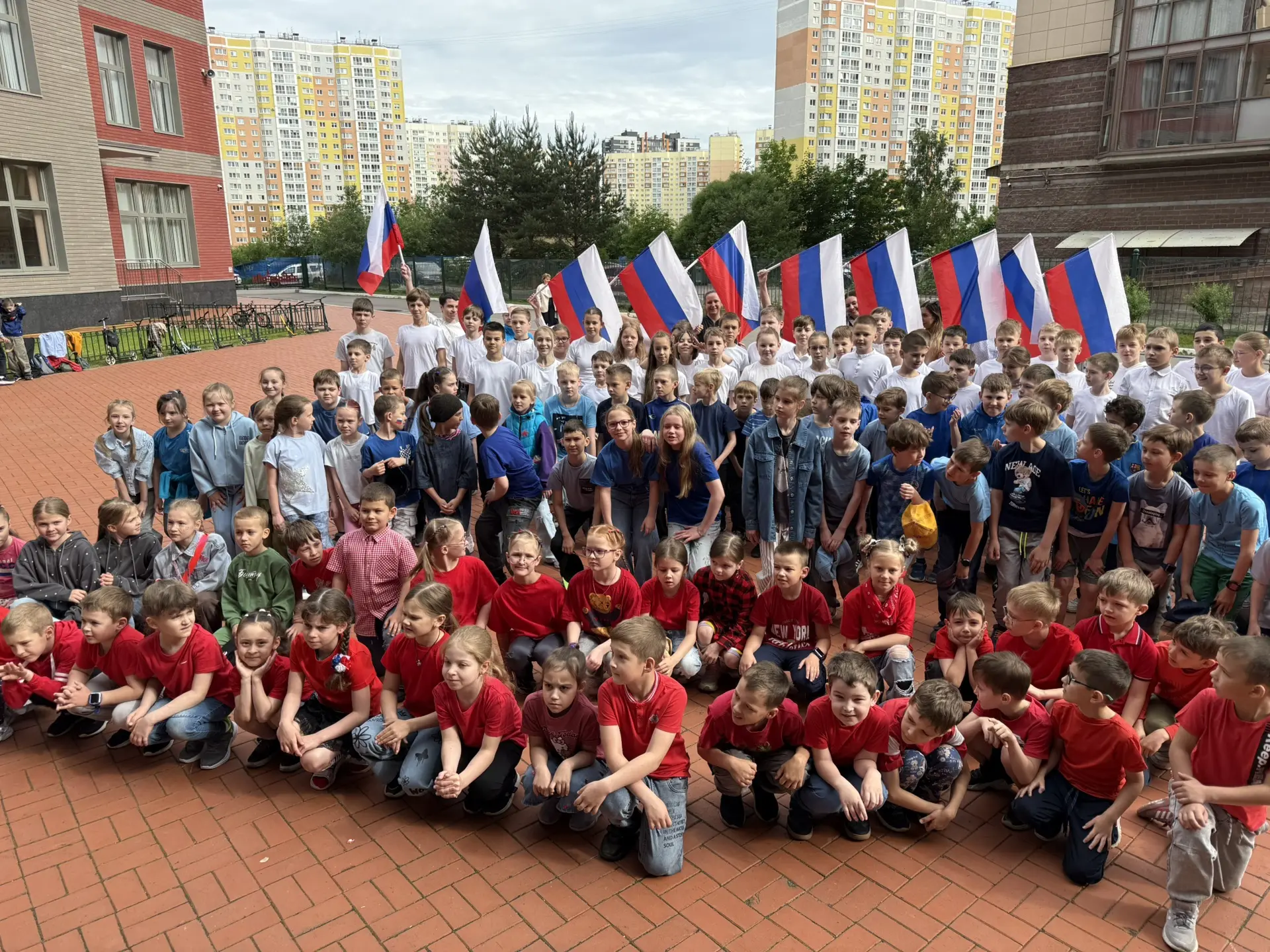 С Днём России! 🇷🇺 

Здоровья, мира и счастья вашим семьям!
🤍💙❤️