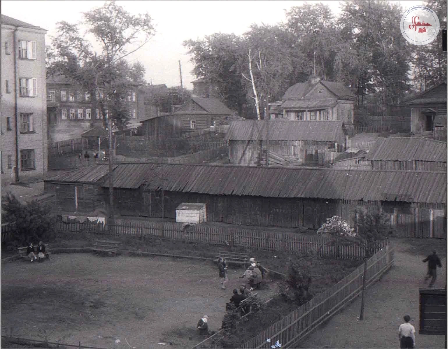 Типичный двор 1950-х годов. Автор В.В. Кузнецов.