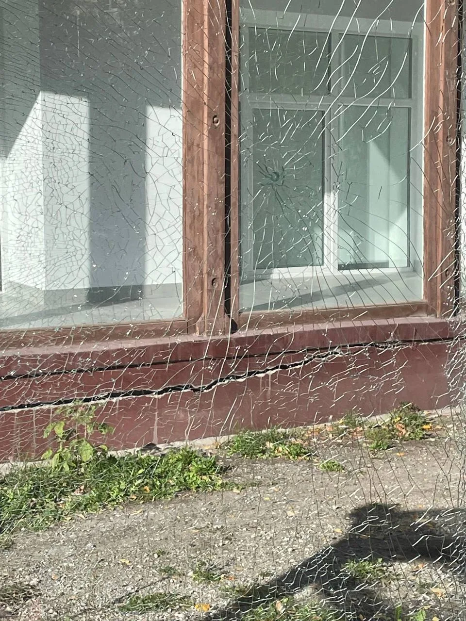 На улице Громобоя повредили новый остановочный павильон