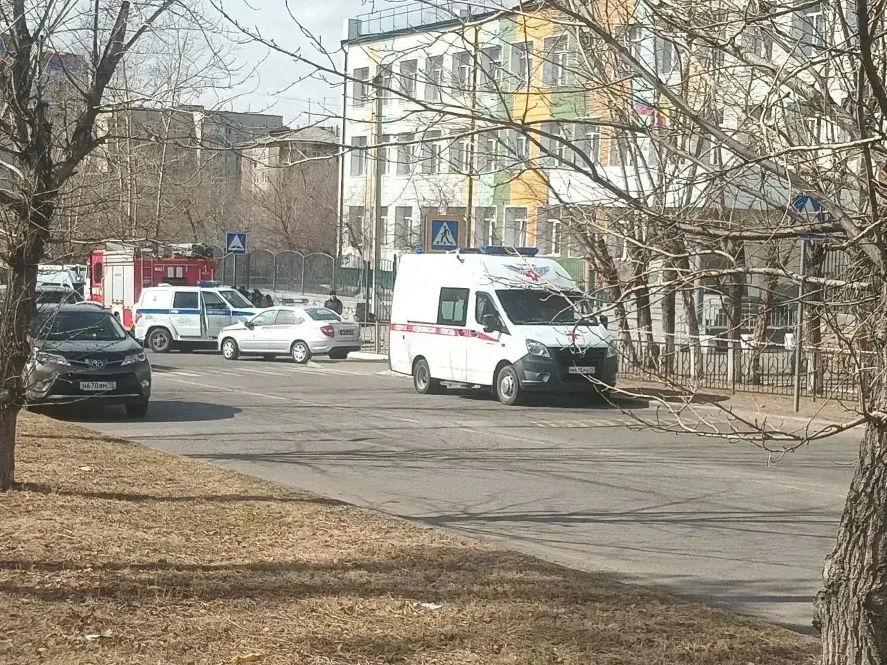 Школу Читы оцепили из-за подозрительного предмета   Сотрудники экстренных служб 17 апреля работали в