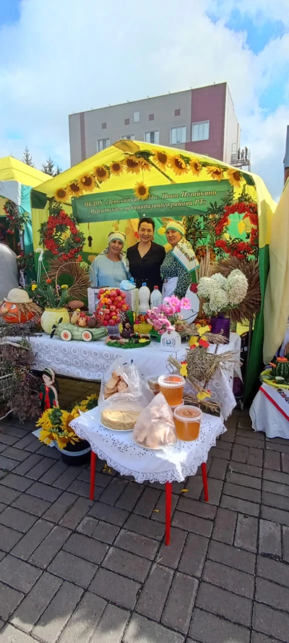 Бүген балалар бакчасы хезмәткәрләре, мәктәп ярминкәсендә катнаштылар. Ярминкәгә кул эшл...