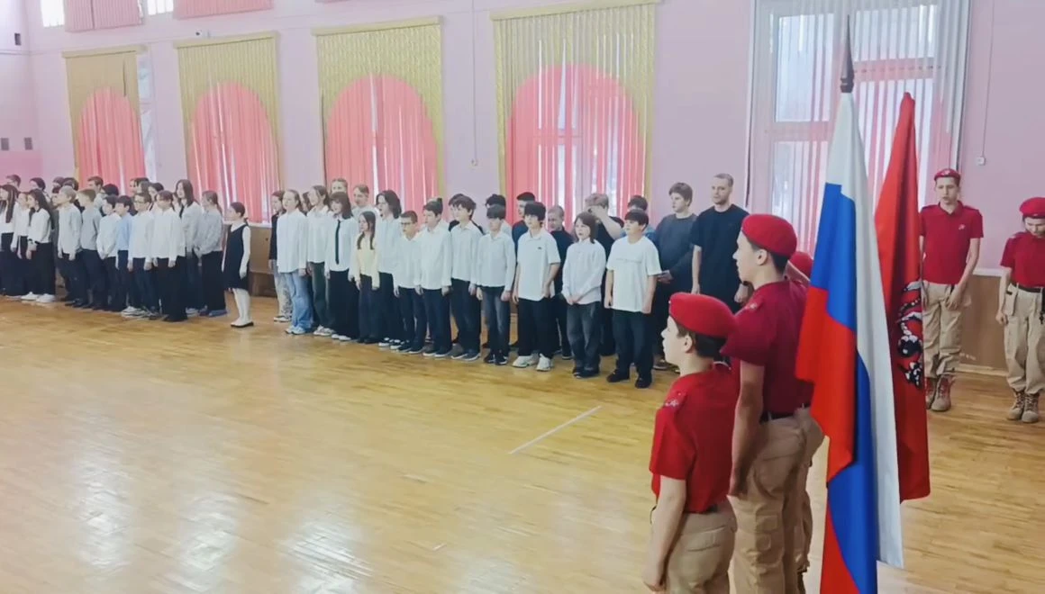 🗓 Начало недели   🇷🇺 Традиция, которая воспитывает душу! 🇷🇺   🗓 Каждую неделю в школьном корпусе на 