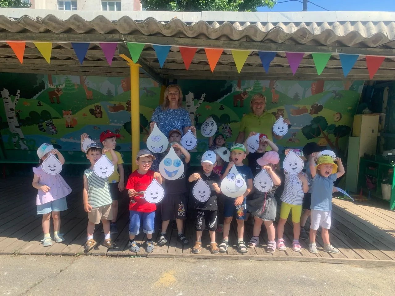 Лето, солнце и отличное настроение! 🌞

💦Какой же летний праздник без весёлых игр и брызг воды? Сег