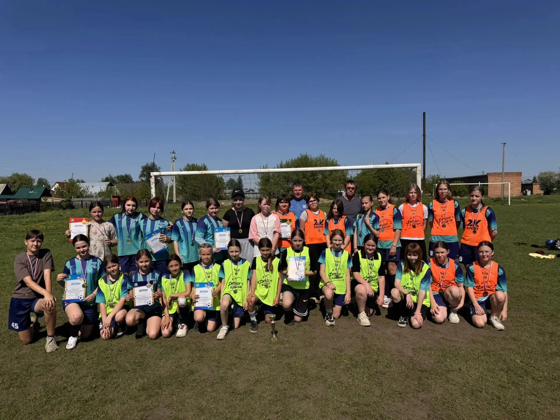 ⚽️Девчата поборолись за выход в региональный этап соревнований «Кожаный мяч - школьная ...