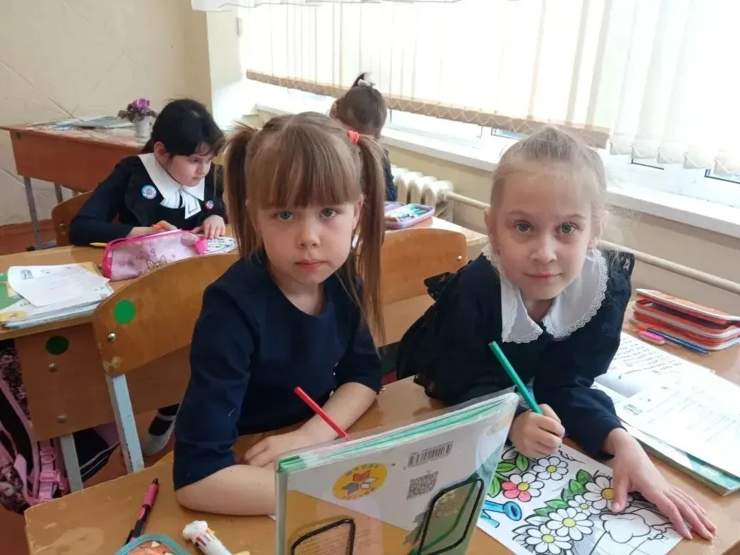 🎨 Коллективный труд и творчество: мы делаем мир ярче!  В 1 корпусе наши первоклассники вместе с клас