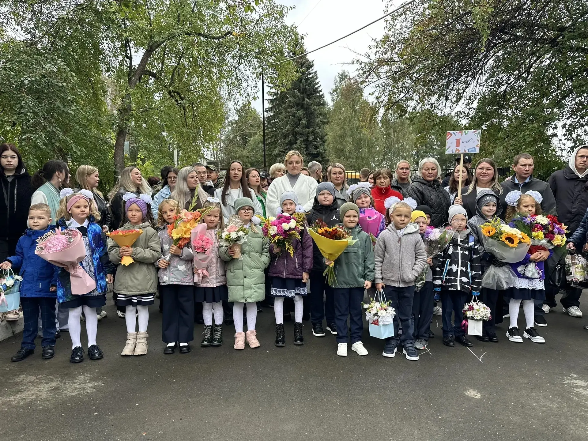 Первыми праздничную атмосферу Дня знаний показали ребята из кедровской школы. Там Михаи...