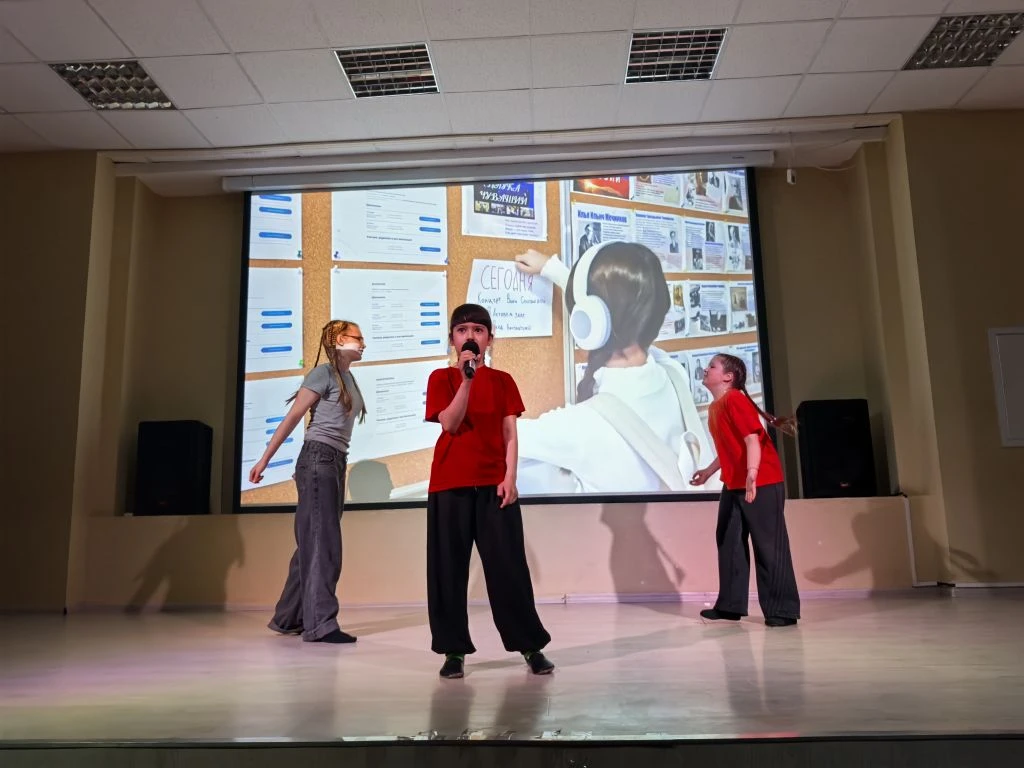 Сегодня в нашей школе состоялся настоящий праздник творчества - совместный концерт вокальной студии 