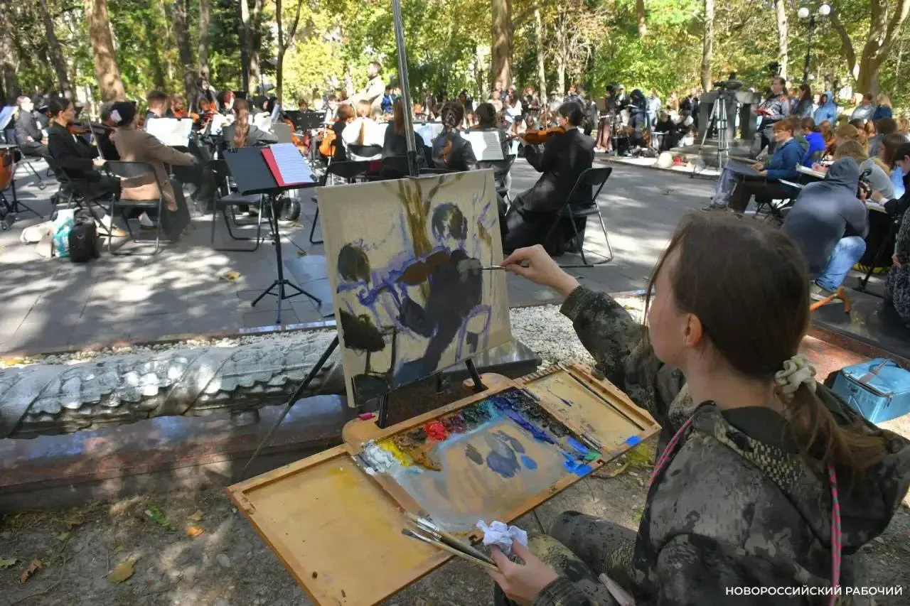🎨 В Новороссийске художники попробовали «нарисовать» музыку