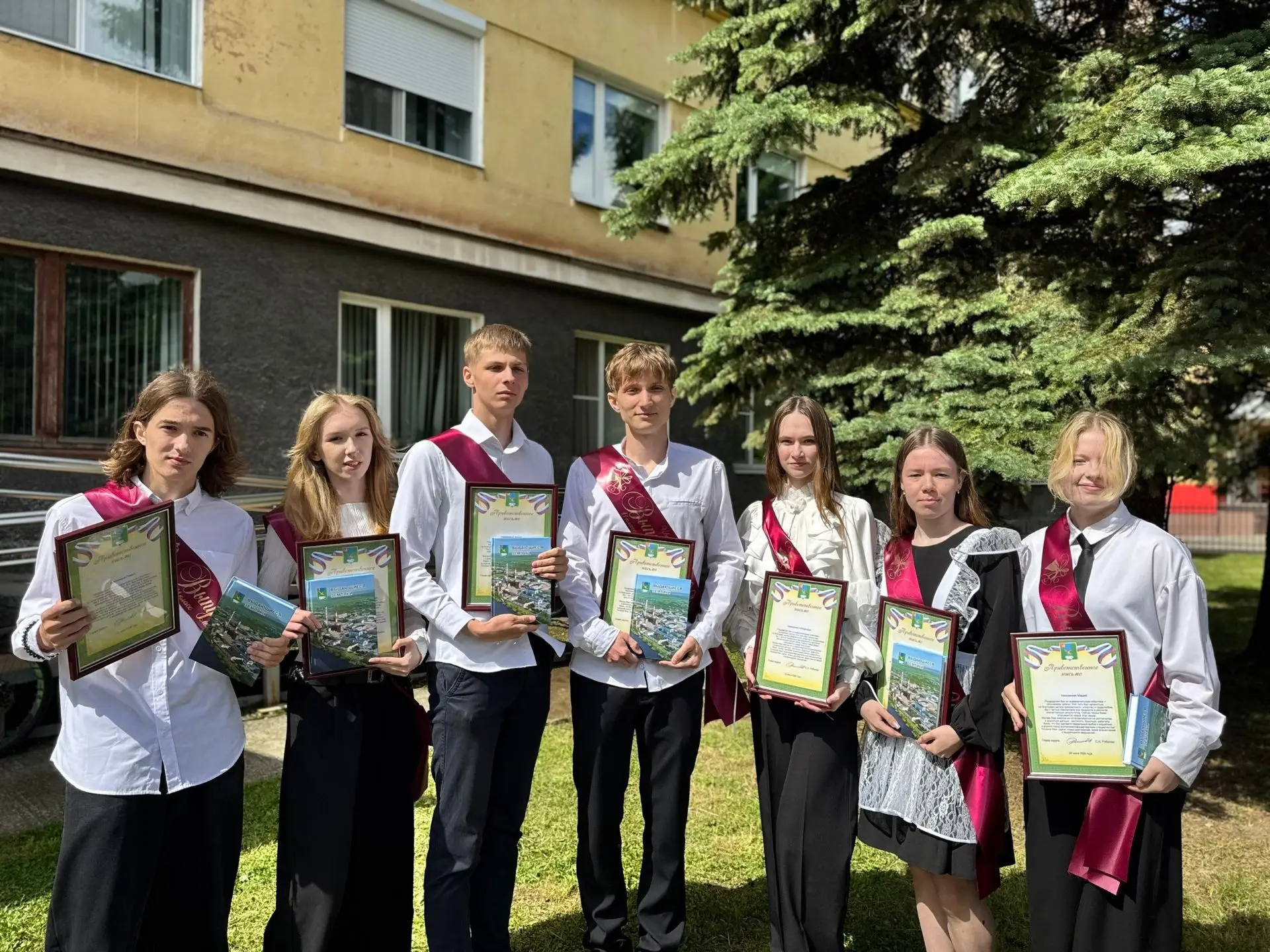Наши выпускники — гордость города и школы! 🎉📚

Сегодня у нас особенный повод для радости и безгран