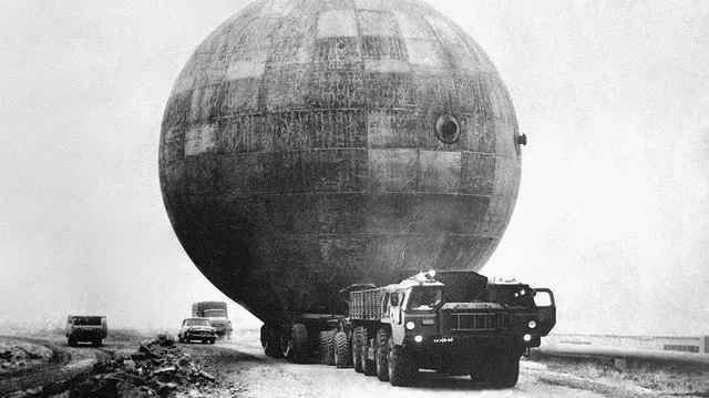Перевозка ёмкости с жидким водородом, космодром Байконур, 1960-е годы.