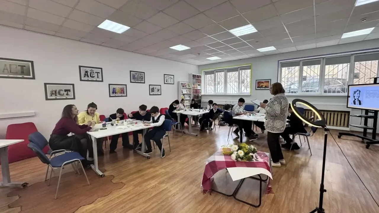 🎨🖌️ ПИОНЫ В БИБЛИОТЕКЕ: МАСТЕР-КЛАСС ДЛЯ ПЯТИКЛАССНИКОВ! 🌸  Ученики 5 "А"  класса приняли участие в 