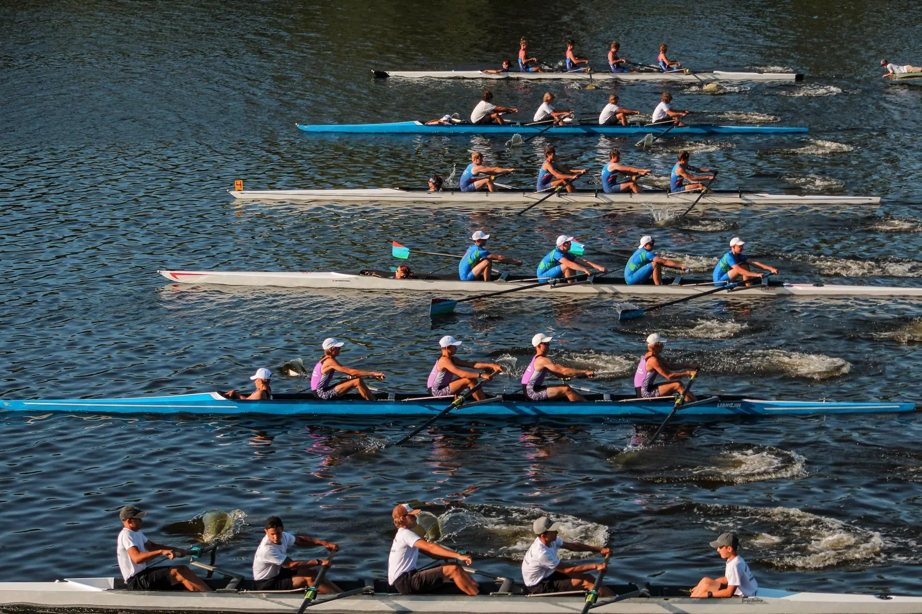 Яркие кадры первого соревновательного дня! 🚣🏼‍♀️